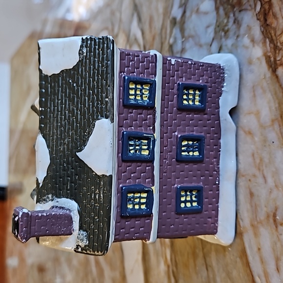 School House WELLINGTON SQUARE COLLECTION - Picture 3 of 6